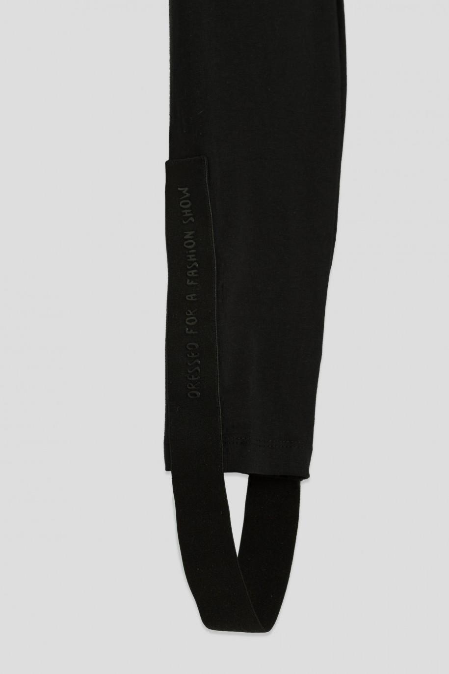 Czarne legginsy z zapiętkiem - 34230