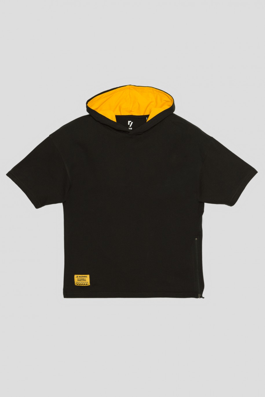 Czarny t-shirt z ozdobnym kapturem - 34247