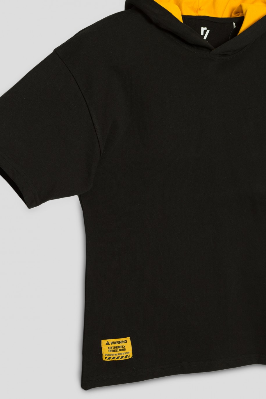 Czarny t-shirt z ozdobnym kapturem - 34248