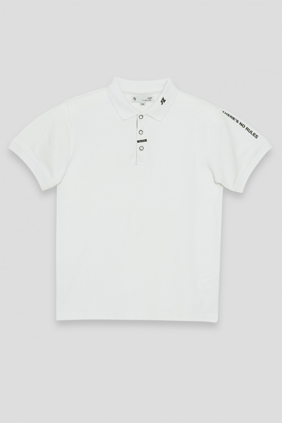 Biała koszulka polo z napisem na rękawie - 34426