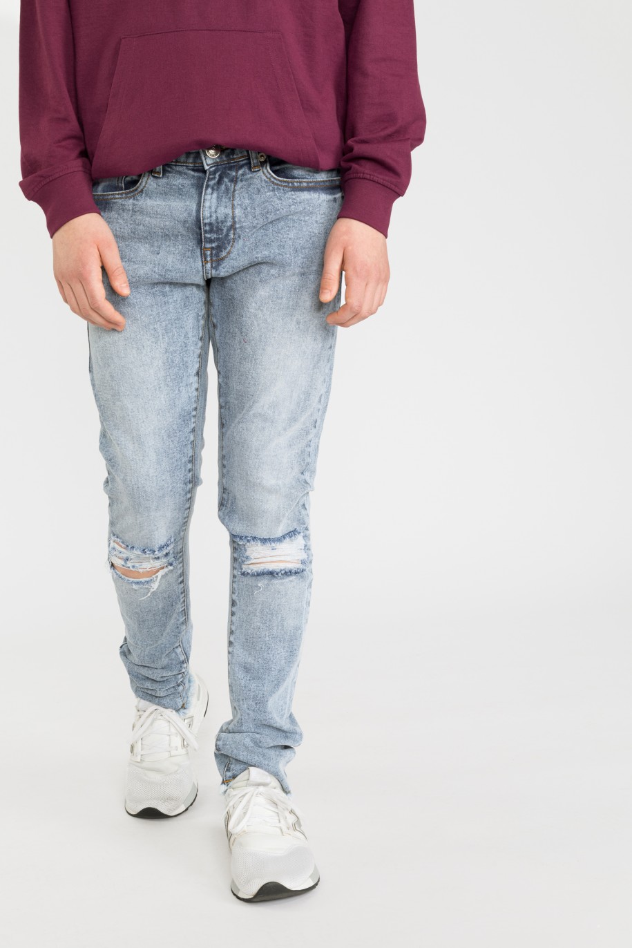 Niebieskie jeansy z przetarciami - 34477