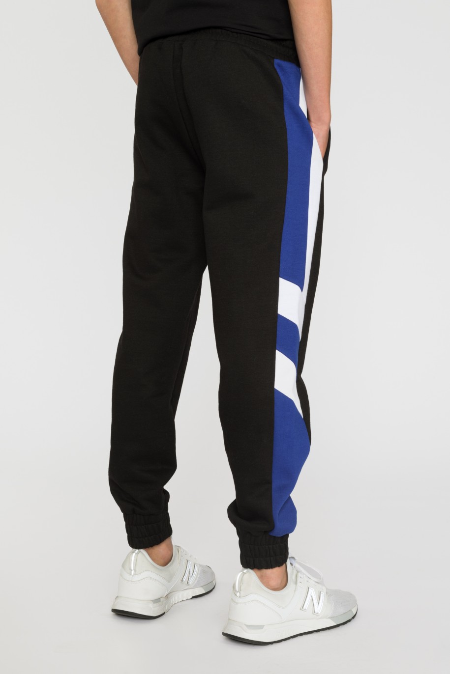 Czarne spodnie dresowe z niebieskimi lampasami - 34634