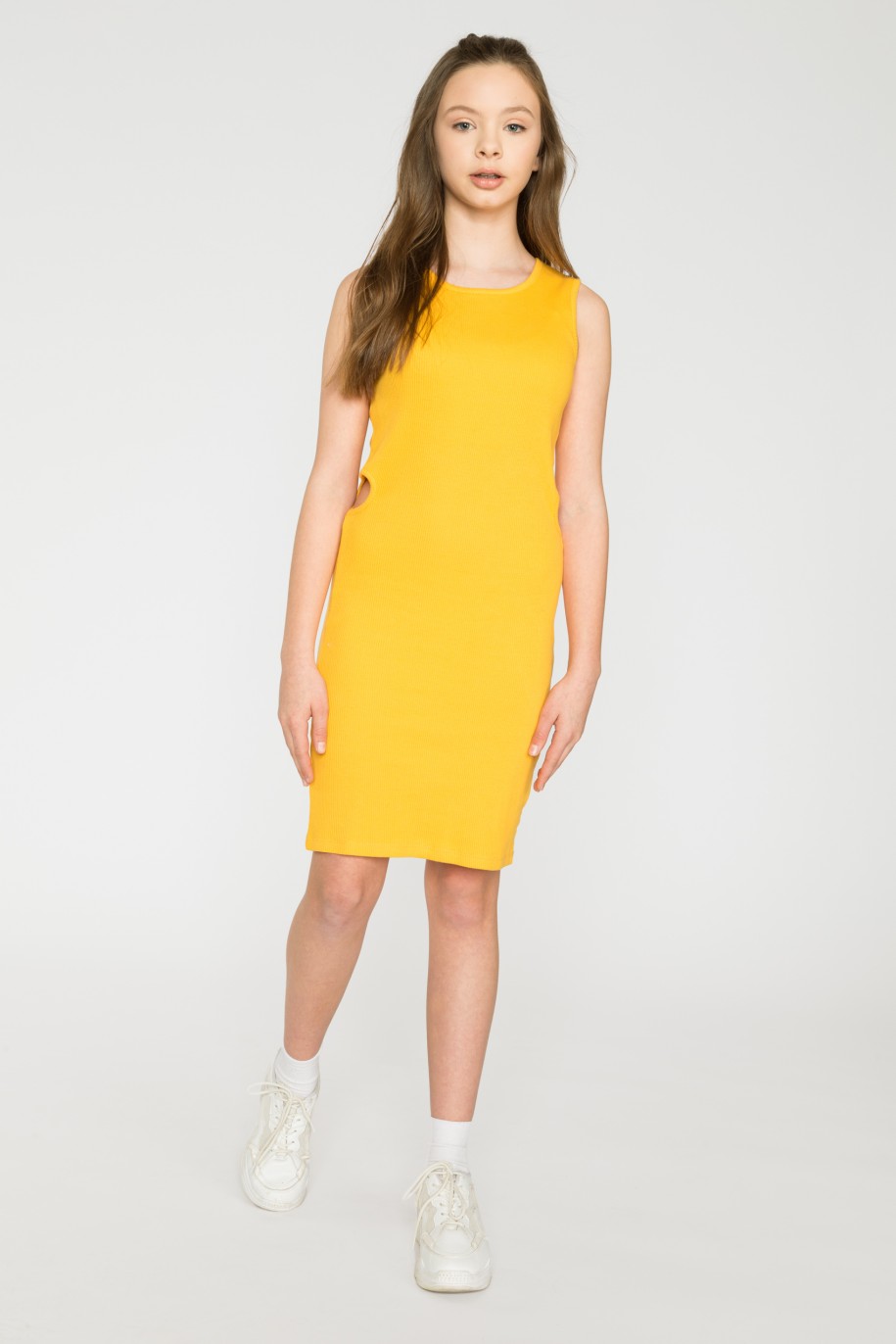 Żółta krótka sukienka z wycięciami - 34641