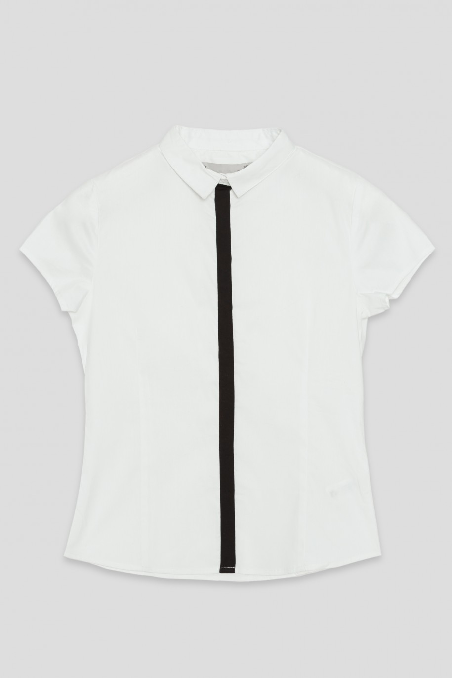 Biała koszula z krótkim rękawem i czarną taśmą - 35367