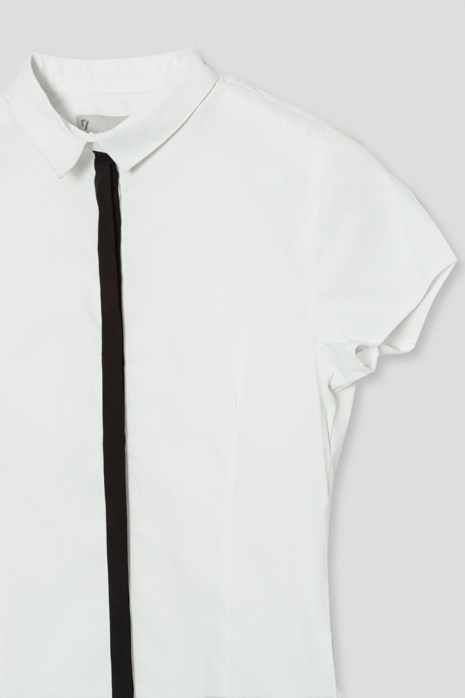 Biała koszula z krótkim rękawem i czarną taśmą - 35368