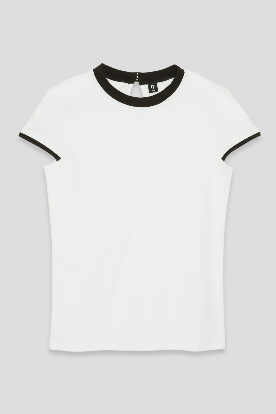 Biała bluzka z kontrastowym wykończeniem - 35405