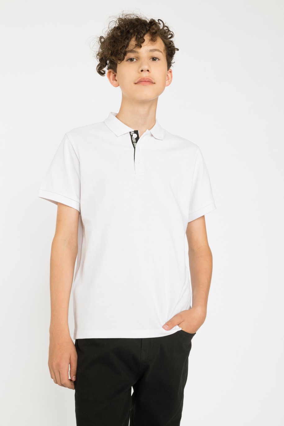 Biała koszulka polo z kontrastowym zapięciem - 35413