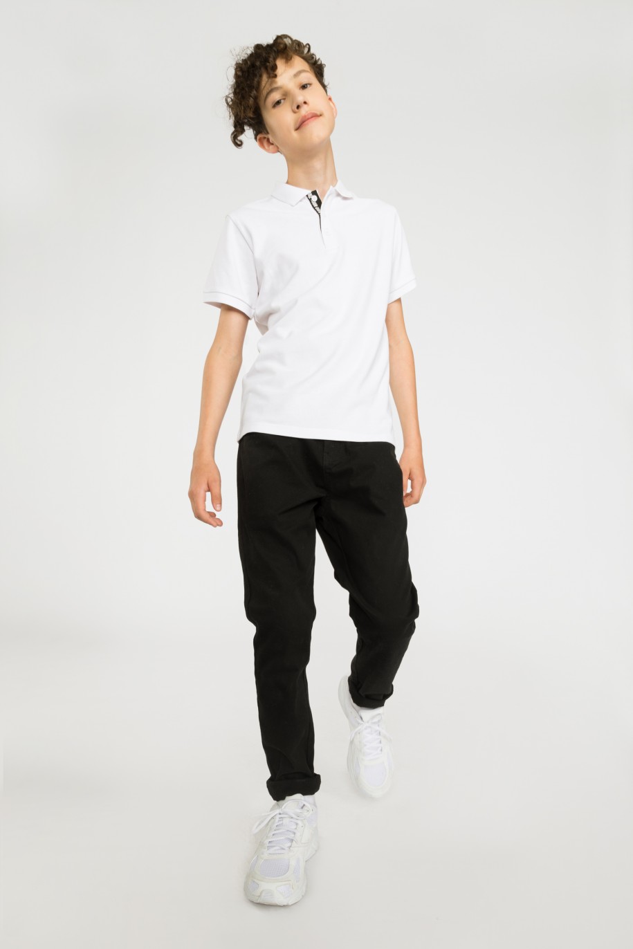Biała koszulka polo z kontrastowym zapięciem - 35416