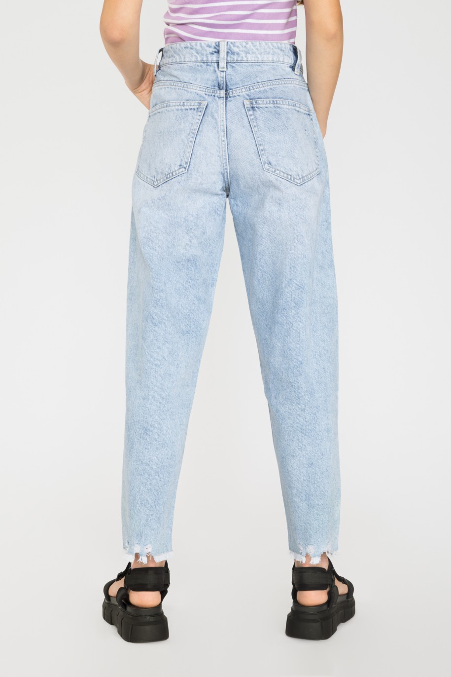 Jasnoniebieskie jeansy z przetarciami - 35673