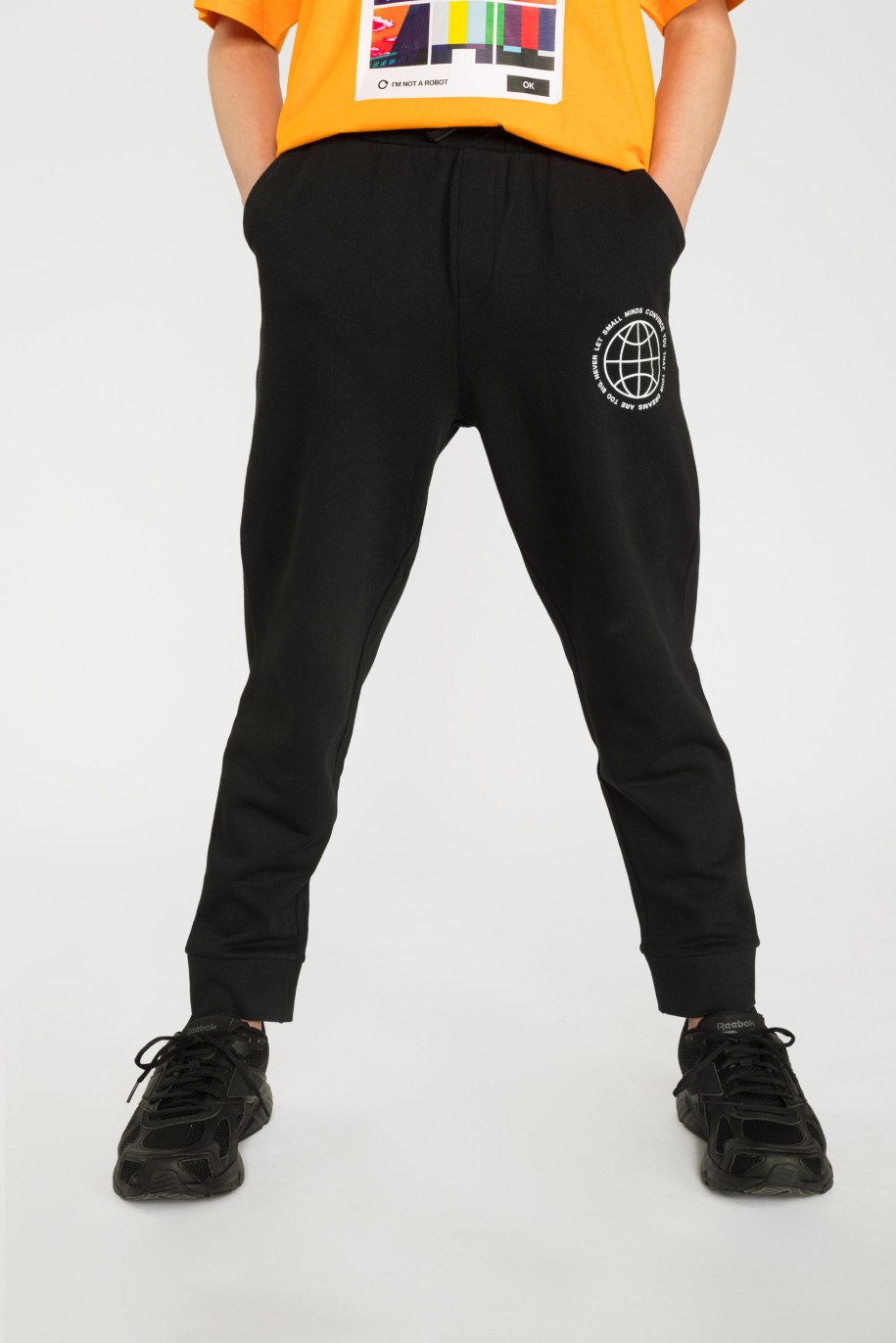 Czarne spodnie dresowe z nadrukiem - 35923