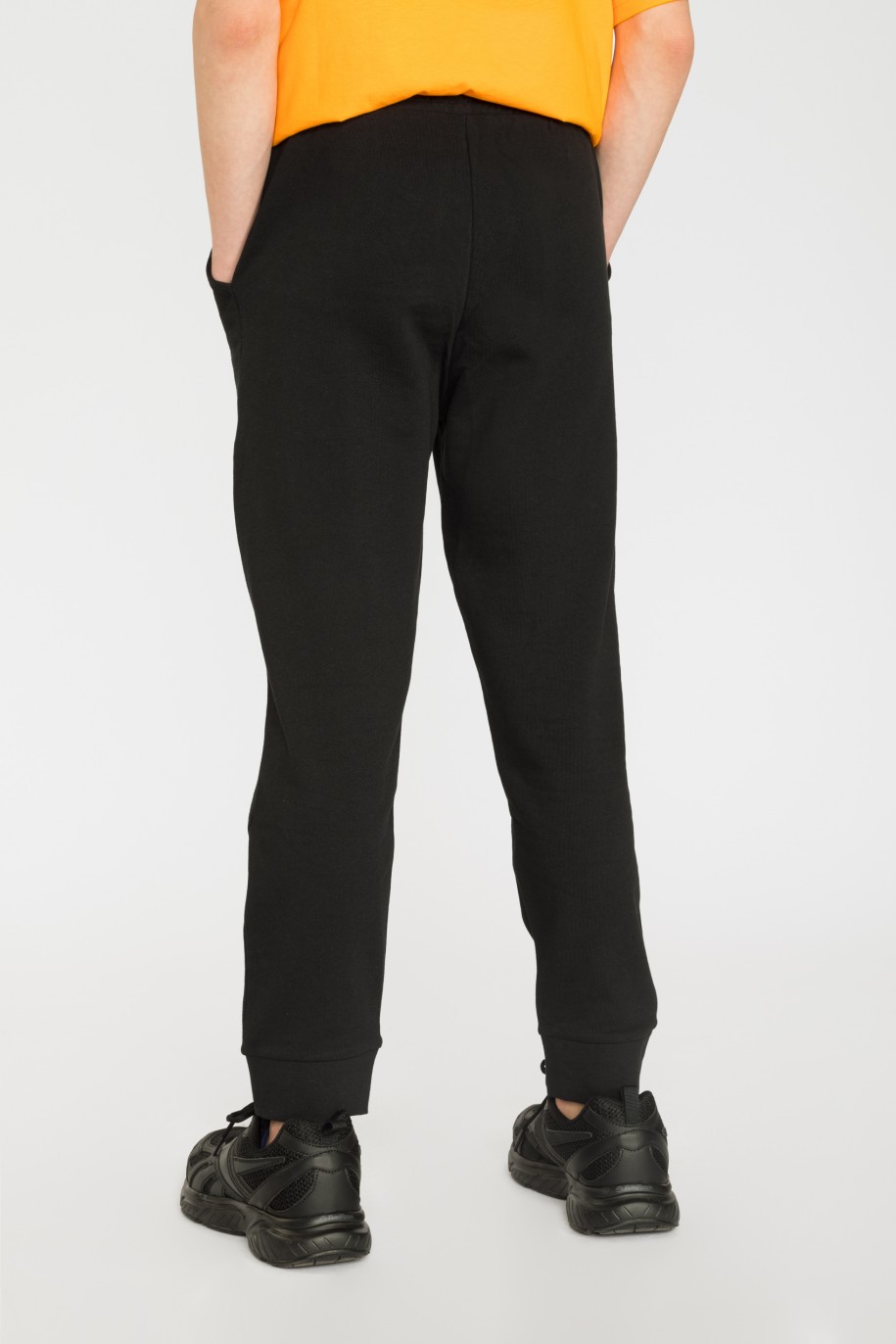 Czarne spodnie dresowe z nadrukiem - 35924