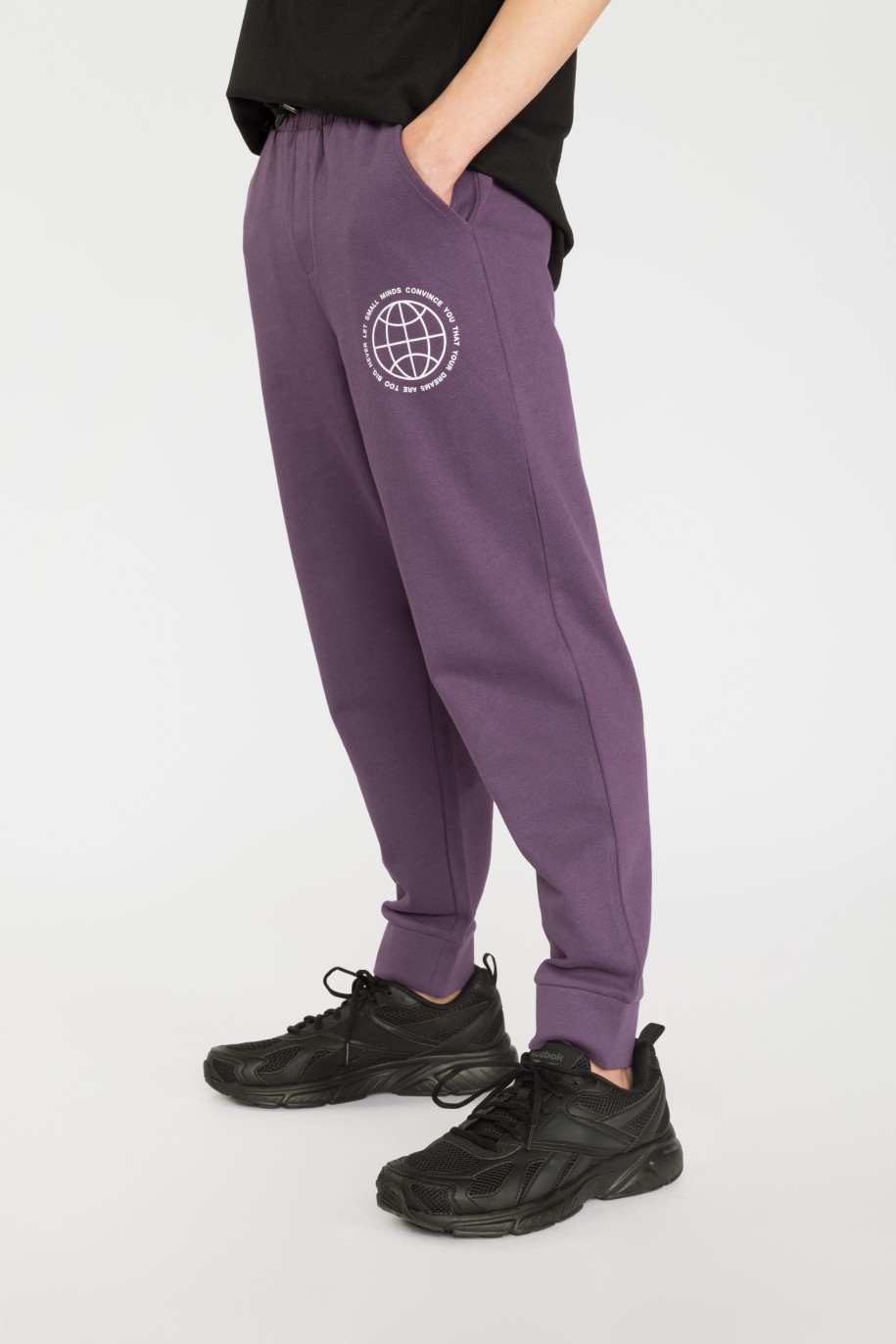 Fioletowe spodnie dresowe z nadrukiem - 35929