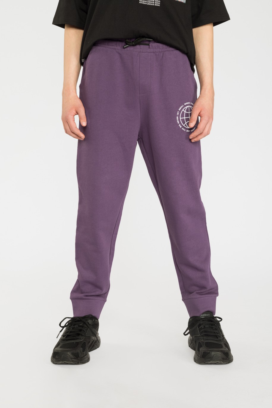 Fioletowe spodnie dresowe z nadrukiem - 35930