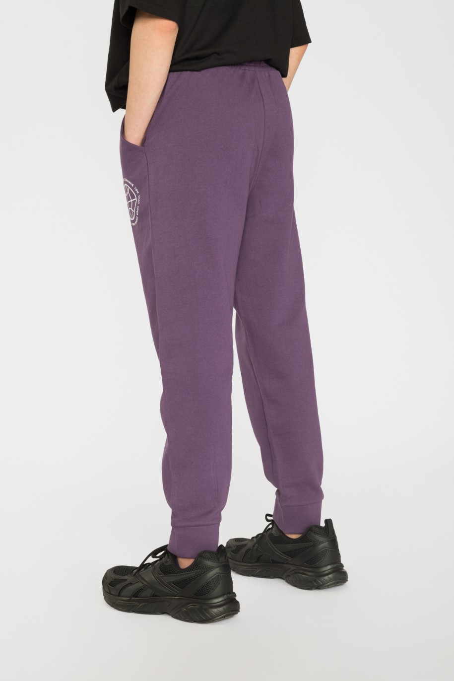 Fioletowe spodnie dresowe z nadrukiem - 35931