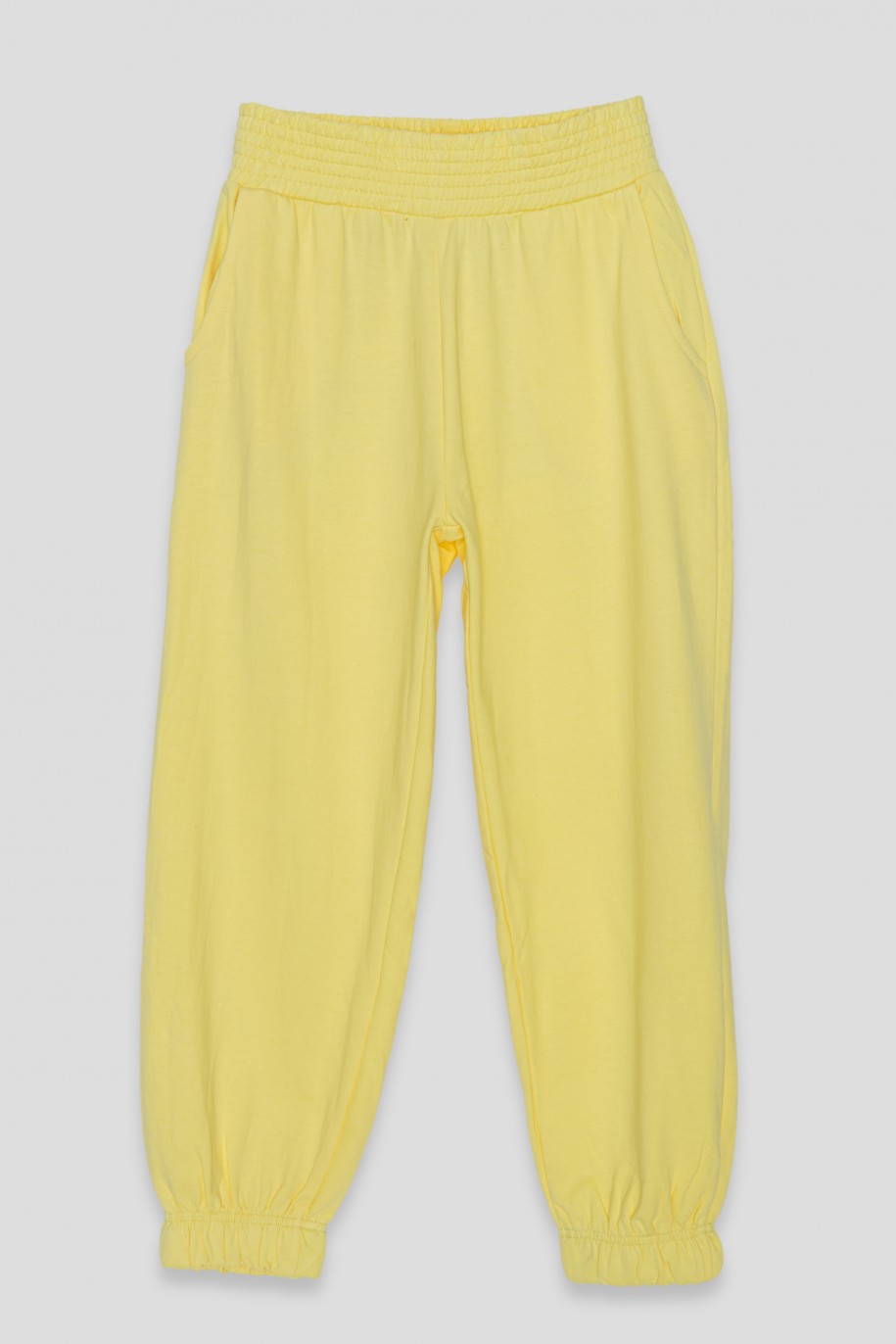 Żółte pastelowe spodnie dresowe ze ściągaczem - 35951