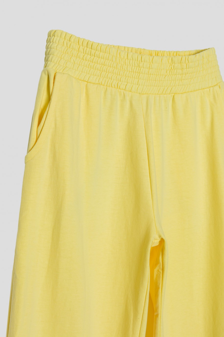 Żółte pastelowe spodnie dresowe ze ściągaczem - 35952