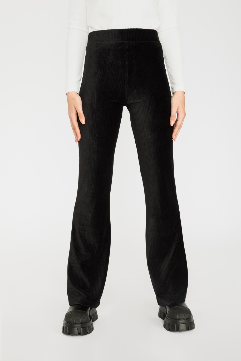 Czarne miękkie prążkowane spodnie typu dzwony - 36061