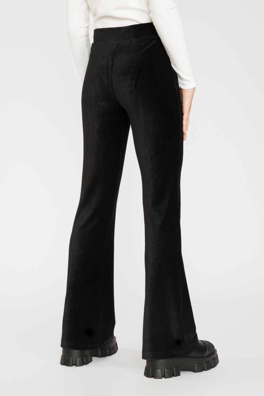 Czarne miękkie prążkowane spodnie typu dzwony - 36063