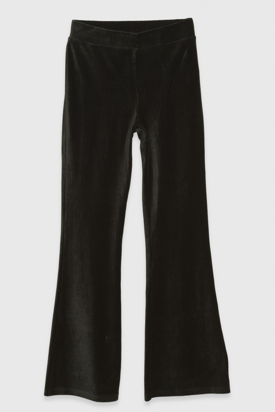Czarne miękkie prążkowane spodnie typu dzwony - 36064