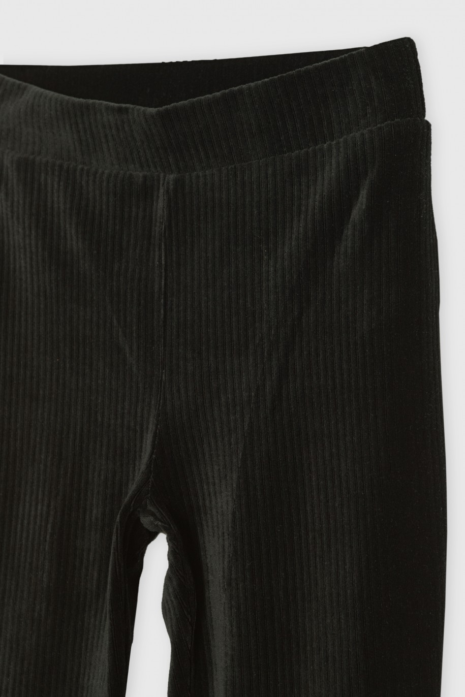 Czarne miękkie prążkowane spodnie typu dzwony - 36065