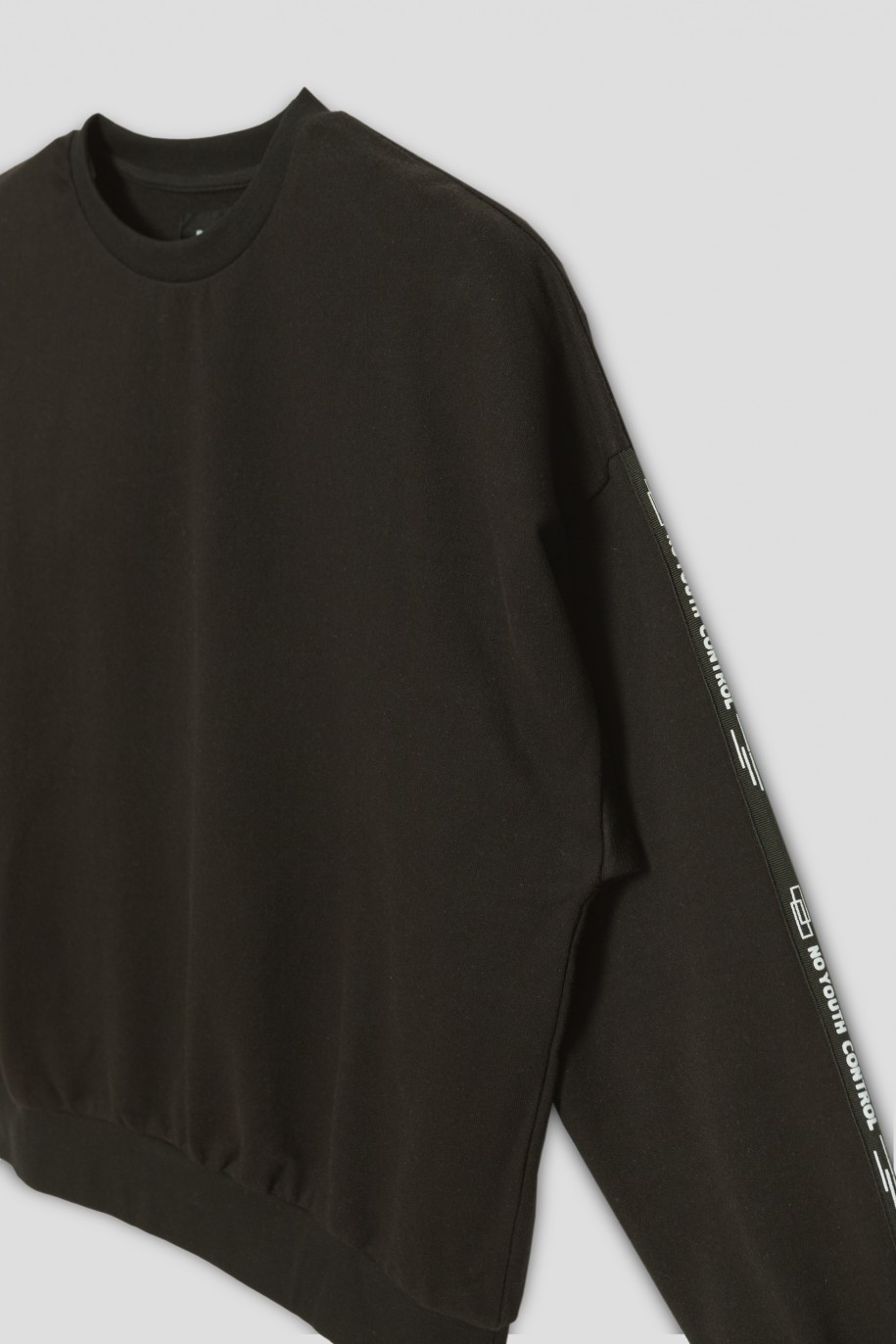 Czarna bluza dresowa z ozdobnymi taśmami NO YOUTH CONTROL - 36089