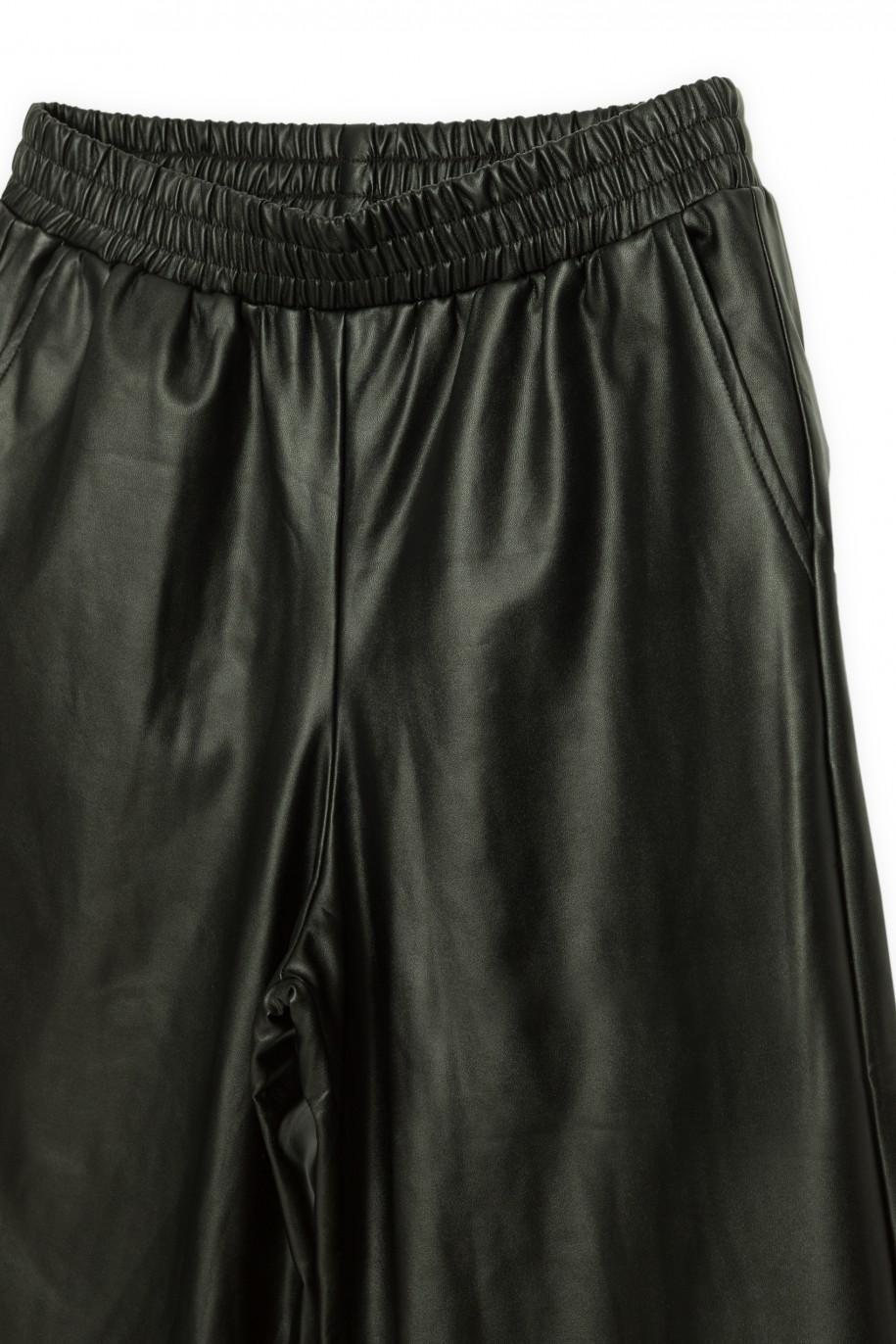 Czarne spodnie typu culotty ze sztucznej skóry - 36143