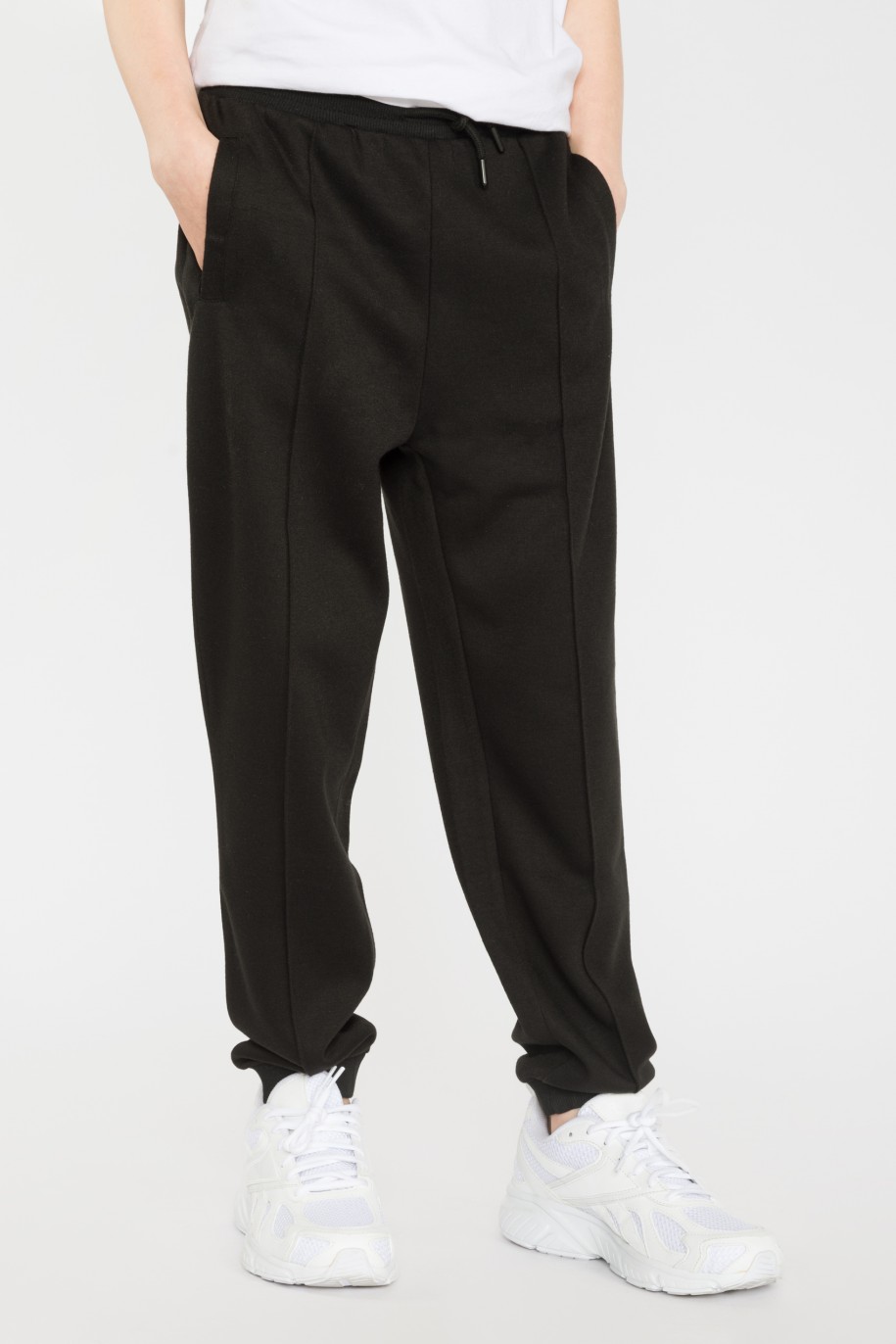 Czarne spodnie dresowe z przeszyciami - 36145