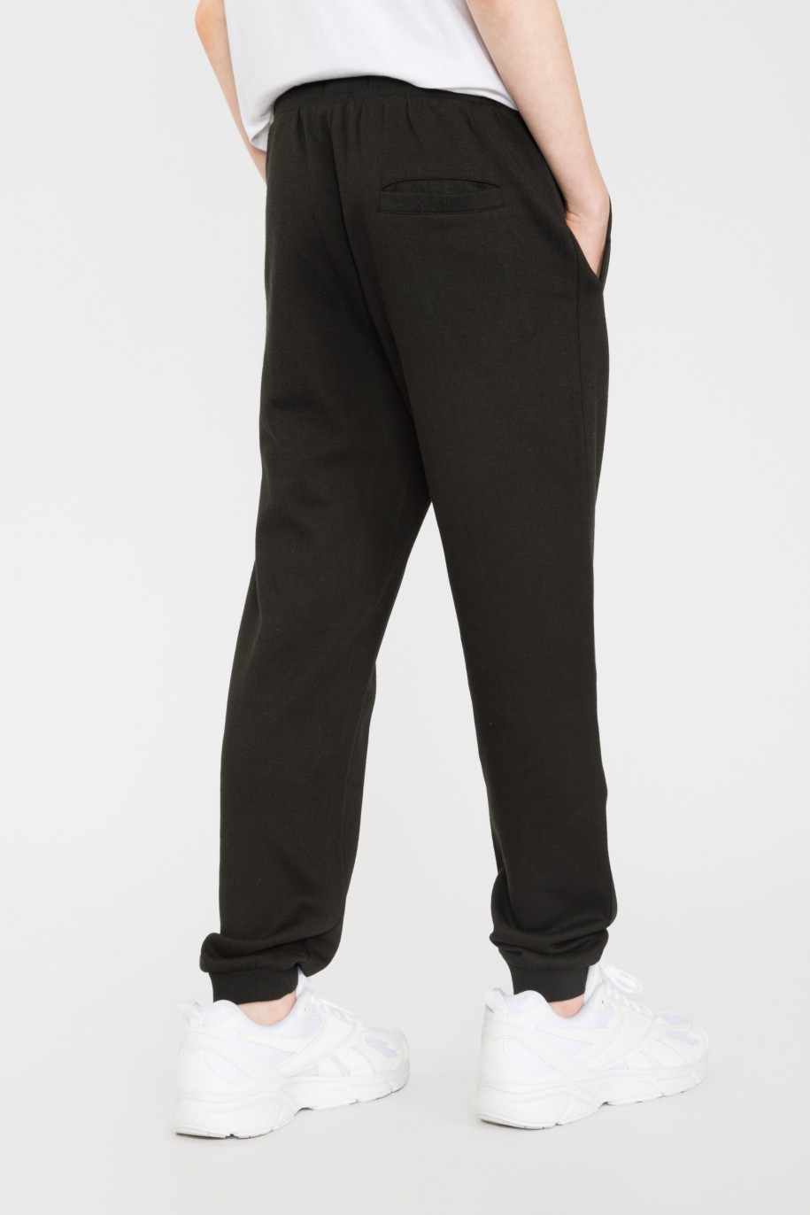 Czarne spodnie dresowe z przeszyciami - 36147