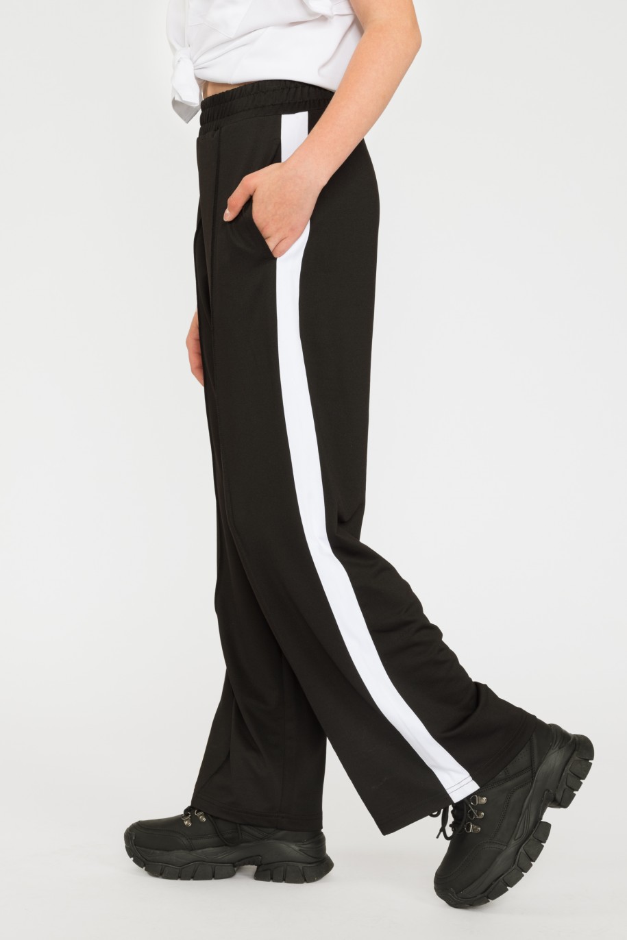Czarne spodnie białymi lampasami z nogawką typu wide leg - 36235