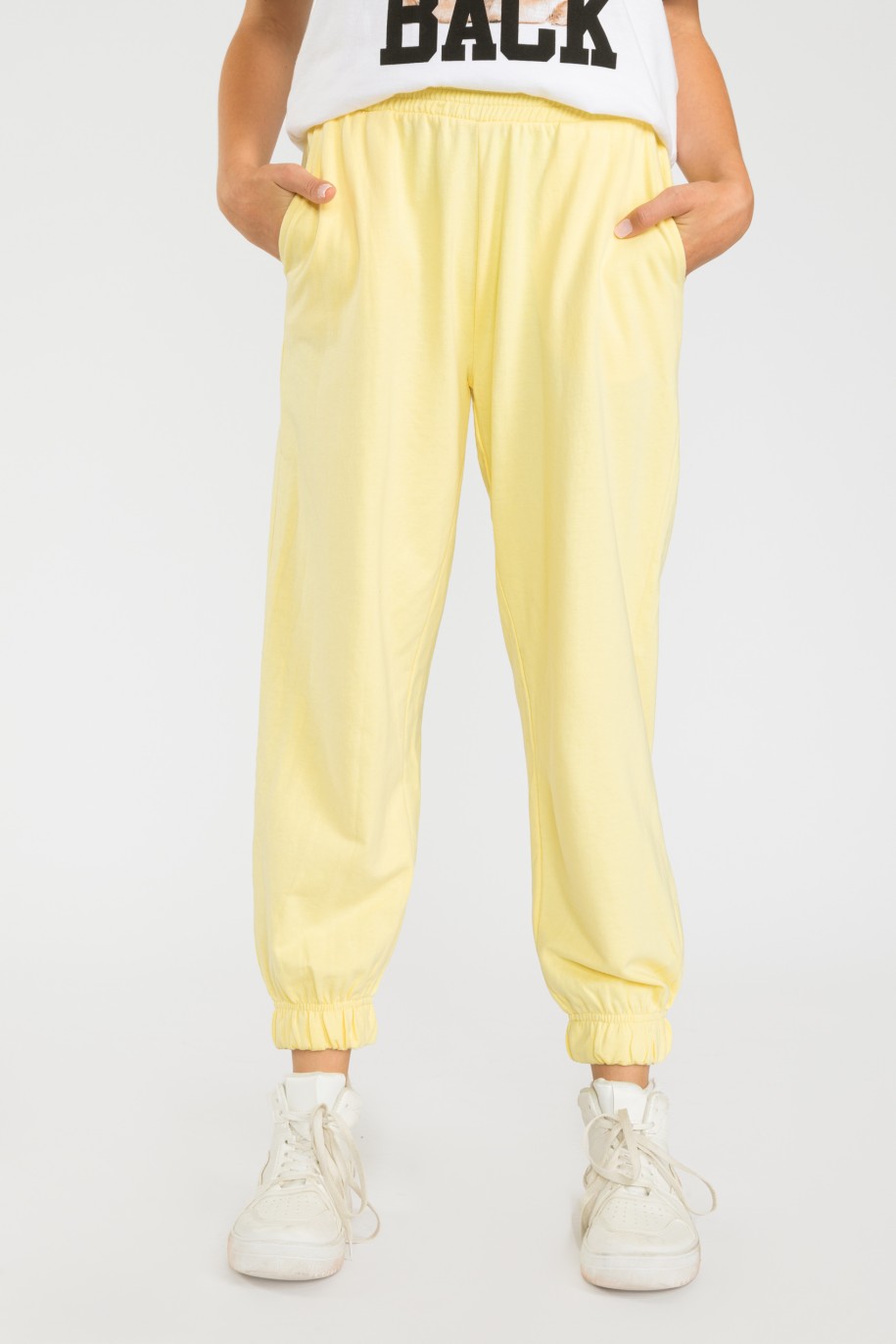 Żółte pastelowe spodnie dresowe ze ściągaczem - 36272
