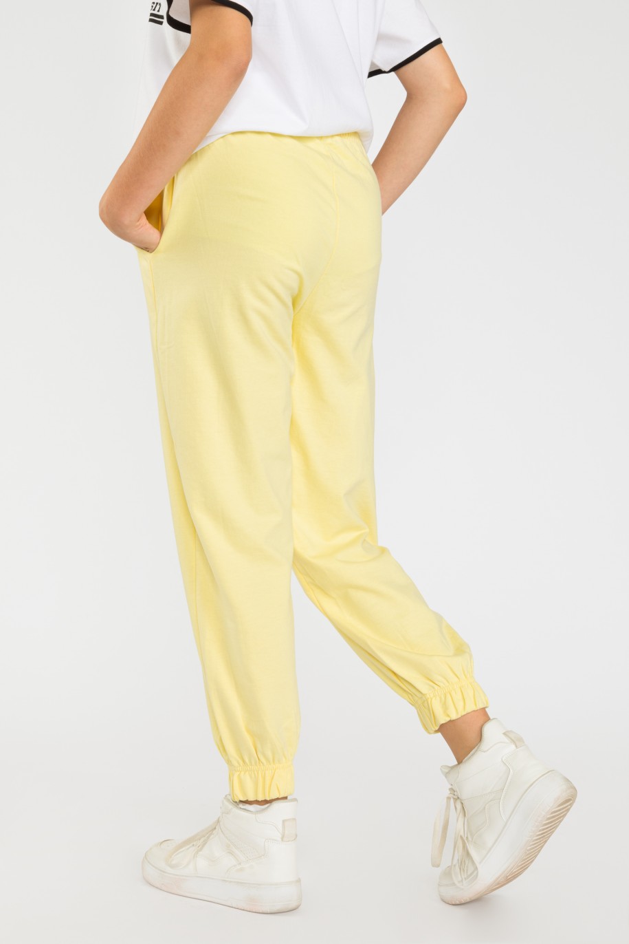 Żółte pastelowe spodnie dresowe ze ściągaczem - 36273