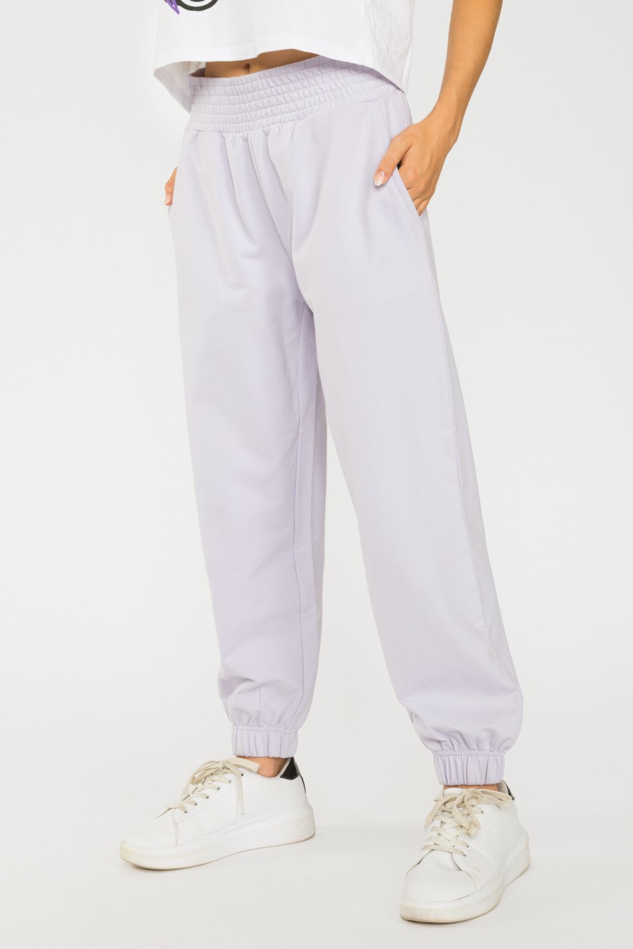 Liliowe pastelowe spodnie dresowe ze ściągaczem - 36408