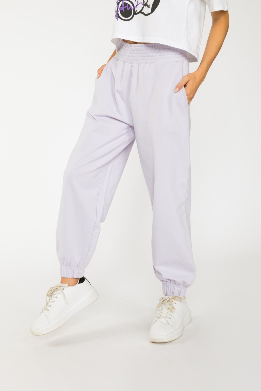 Liliowe pastelowe spodnie dresowe ze ściągaczem - 36409