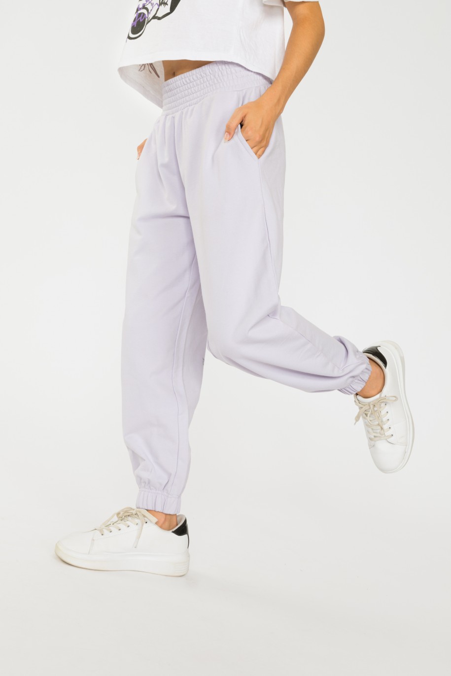 Liliowe pastelowe spodnie dresowe ze ściągaczem - 36410