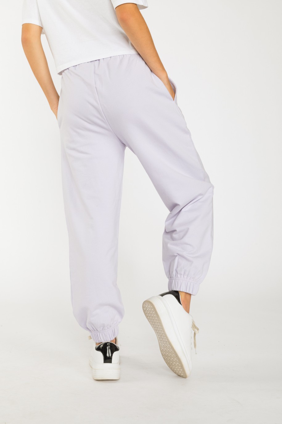 Liliowe pastelowe spodnie dresowe ze ściągaczem - 36411