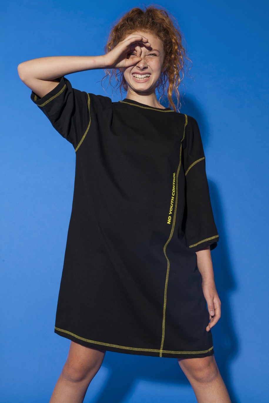 Czarna t-shirtowa sukienka oversize - 36596