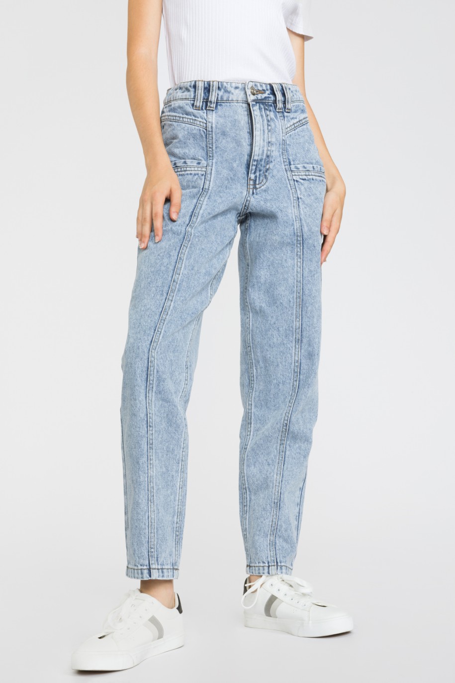 Niebieskie jeansy typu mom fit z przeszyciami - 36665