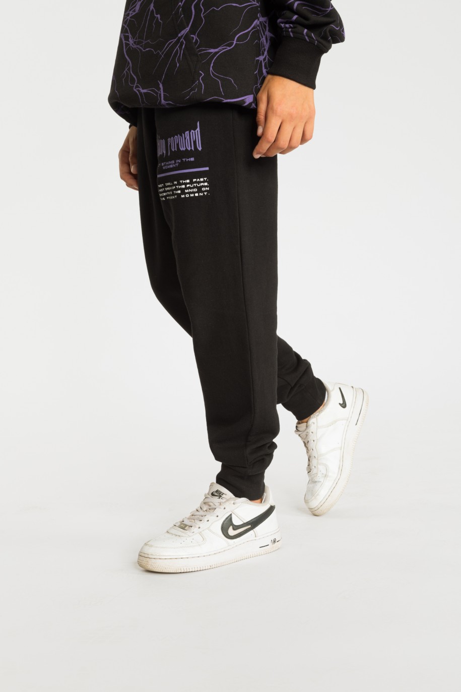 Czarne spodnie dresowe z fioletowym nadrukiem - 36737