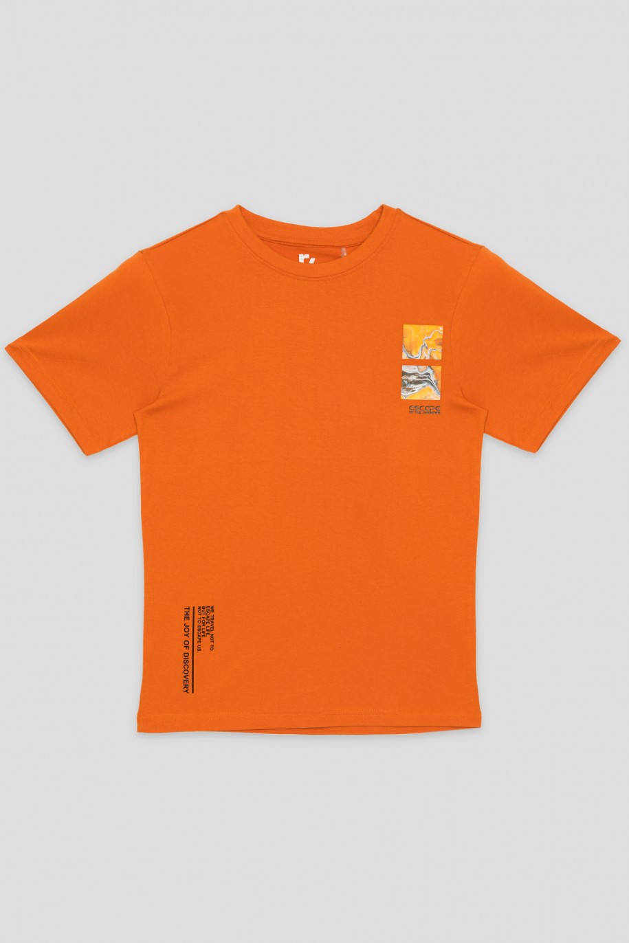 Pomarańczowy T-shirt z nadrukiem na piersi - 36742