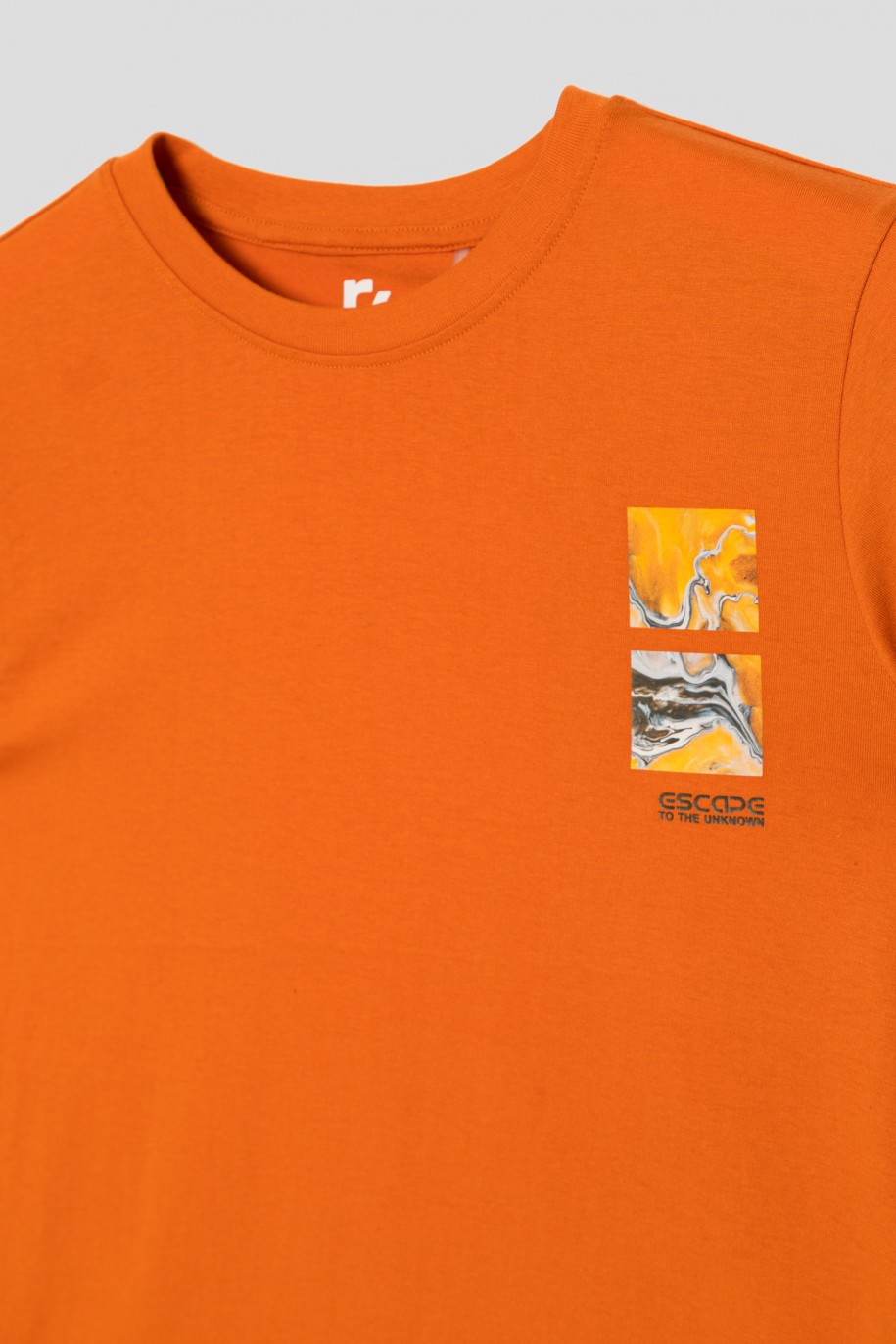Pomarańczowy T-shirt z nadrukiem na piersi - 36743