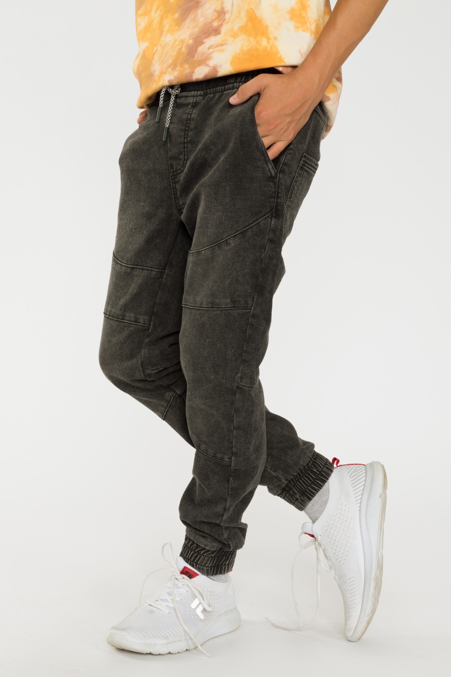Czarne jeansy z przeszyciami typu jogger - 37028