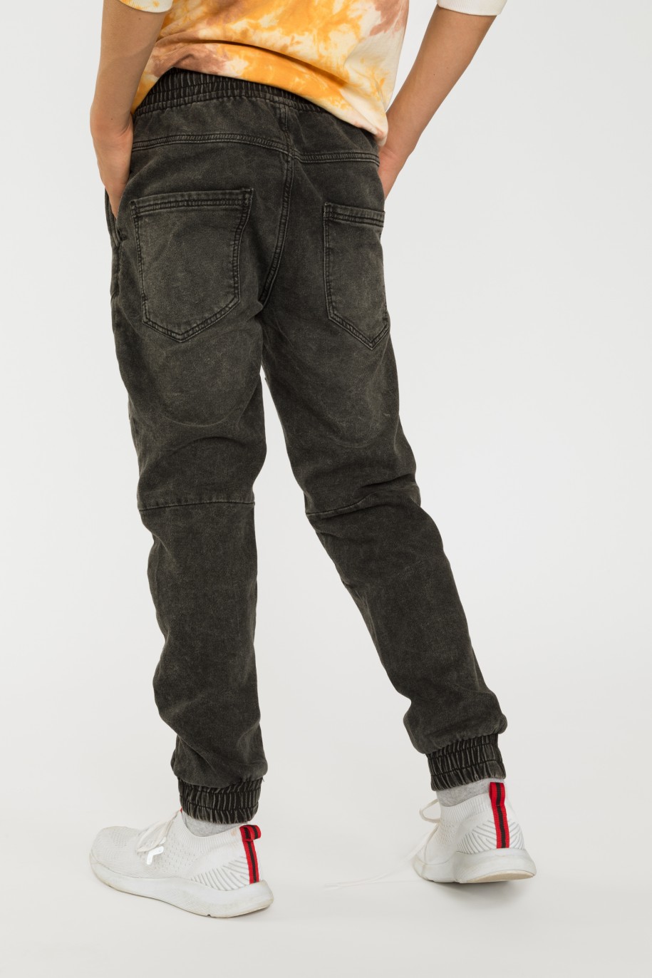 Czarne jeansy z przeszyciami typu jogger - 37029