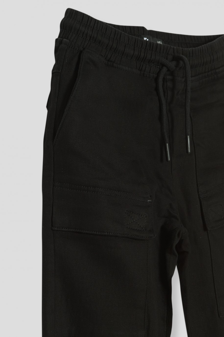 Czarne spodnie joggery typu cargo - 37214