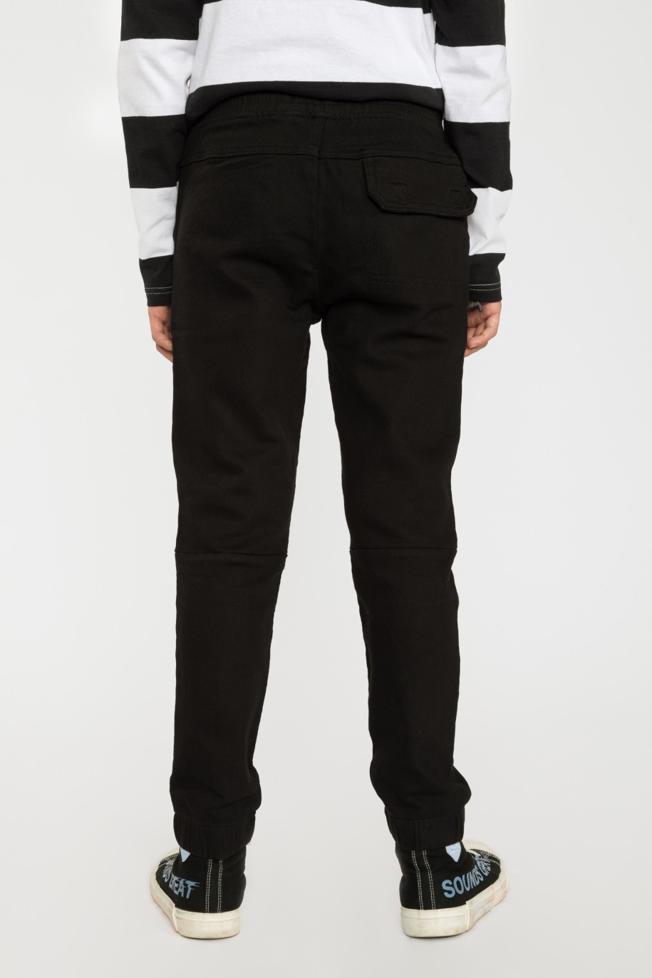 Czarne spodnie joggery typu cargo - 37837
