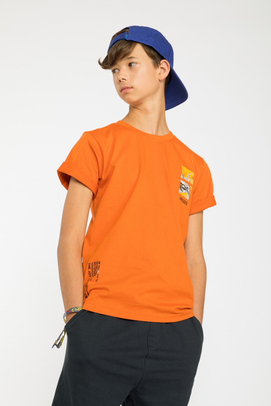 Pomarańczowy T-shirt z nadrukiem na piersi - 37853