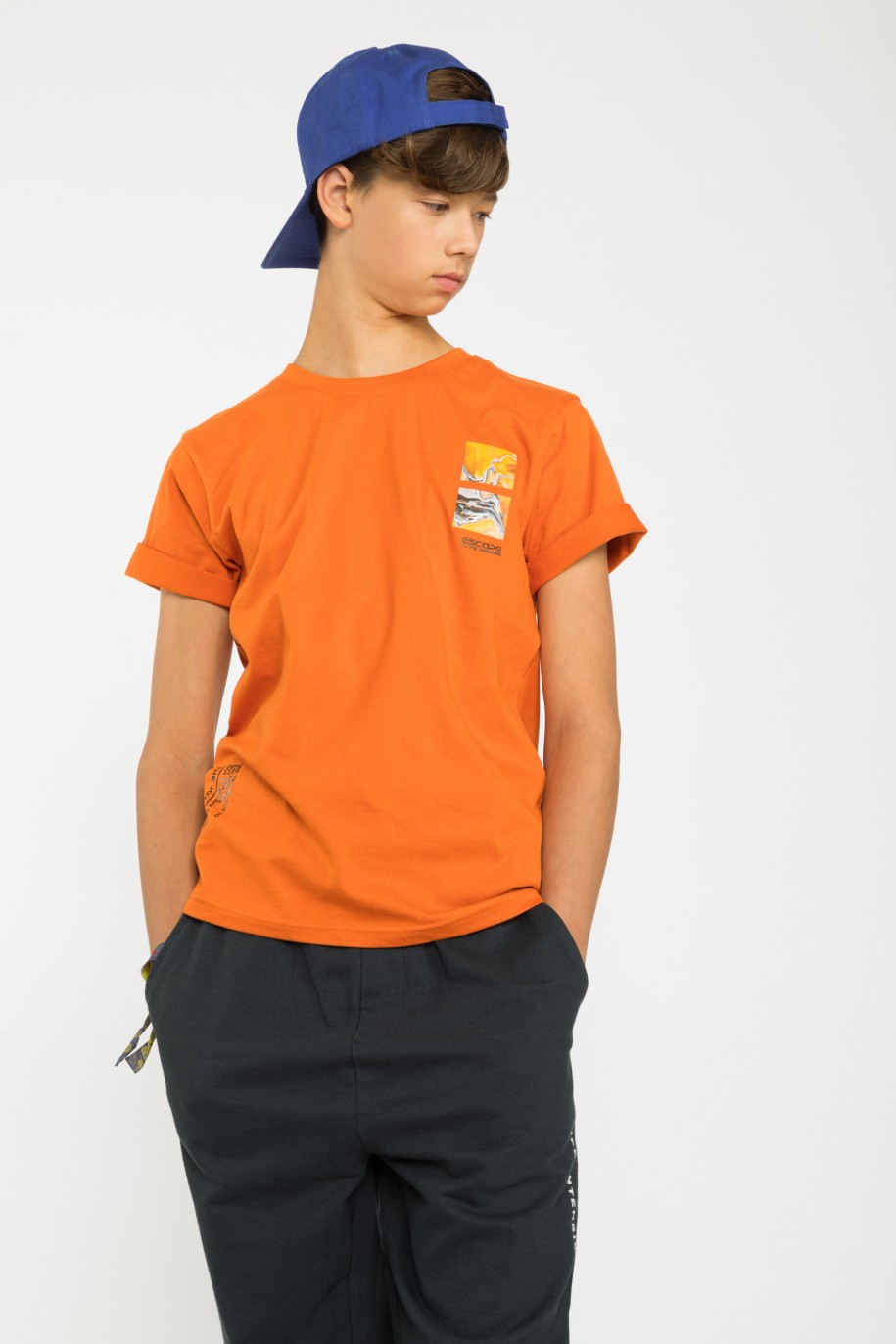 Pomarańczowy T-shirt z nadrukiem na piersi - 37855