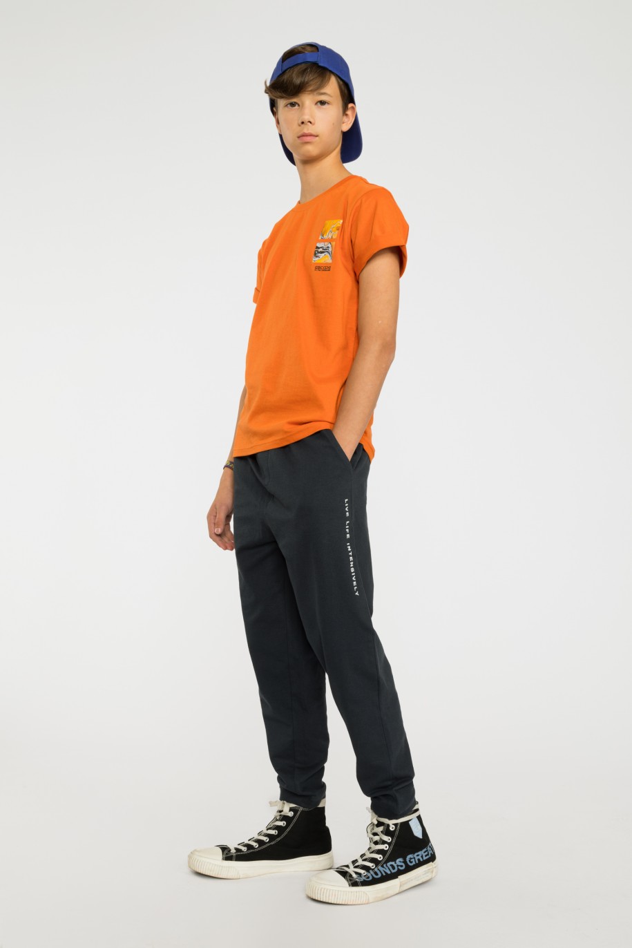 Pomarańczowy T-shirt z nadrukiem na piersi - 37856
