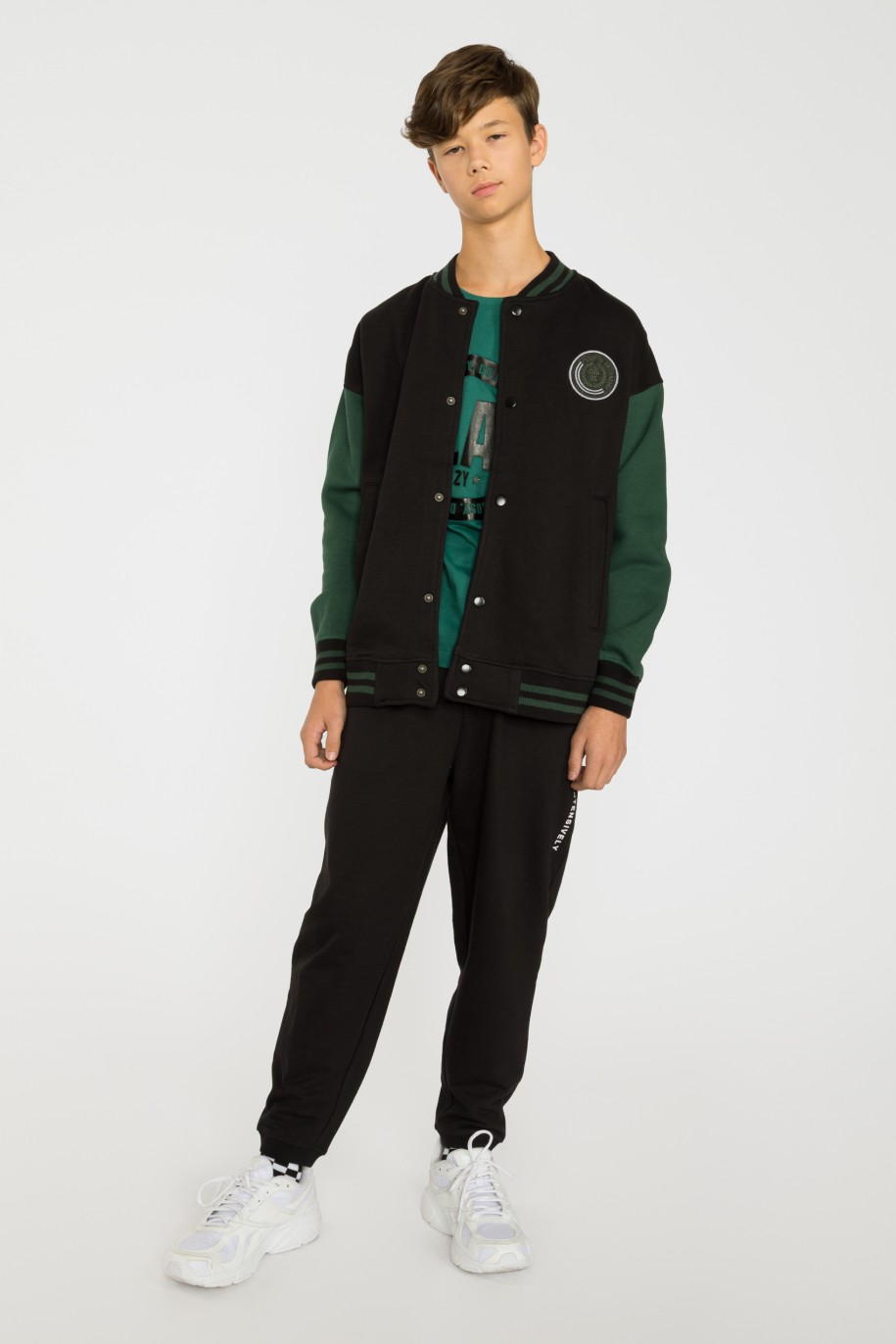 Czarna rozpinana bluza bejsbolówka z zielonymi rękawami - 37873