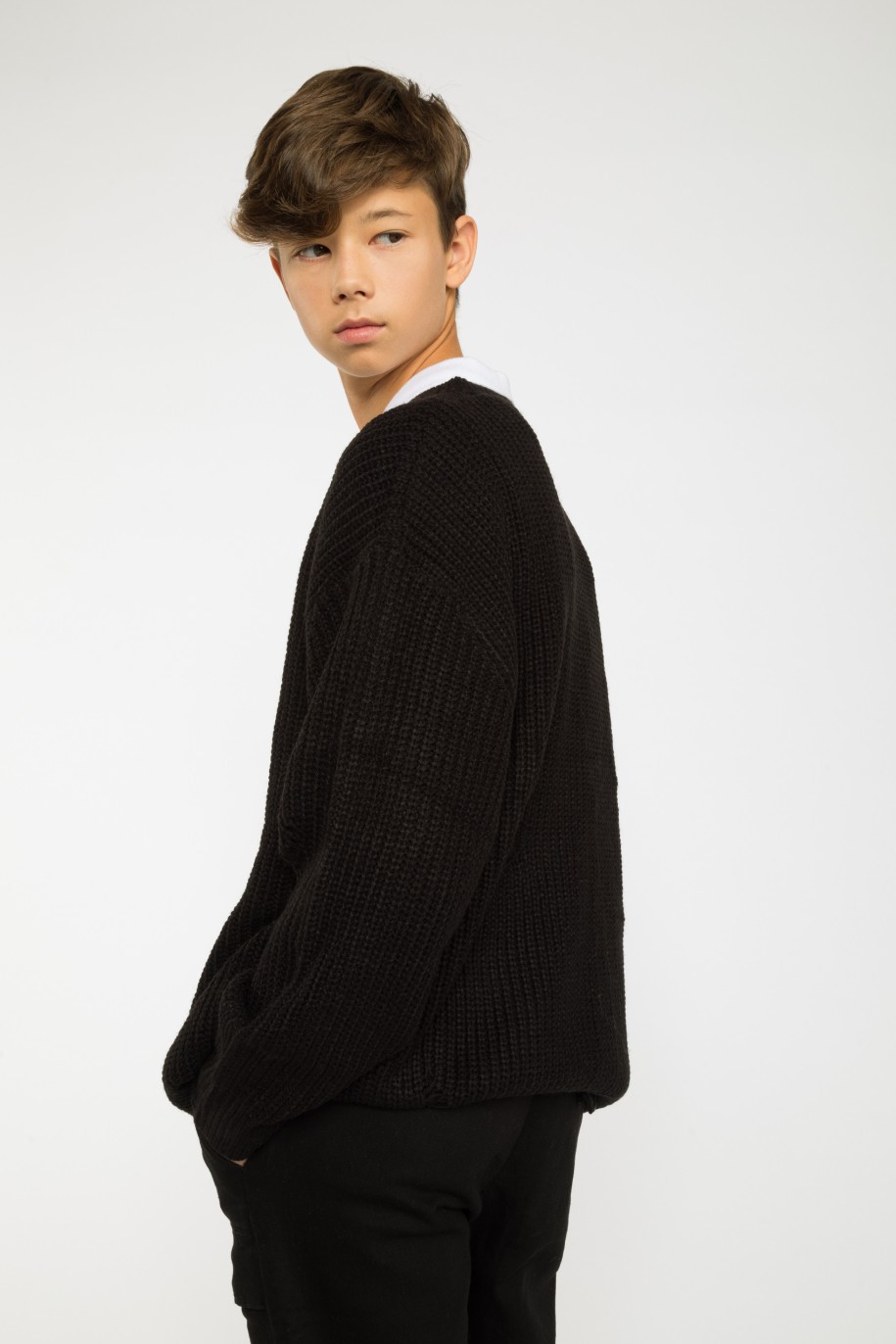 Czarny sweter z modnymi rozdarciami - 37890