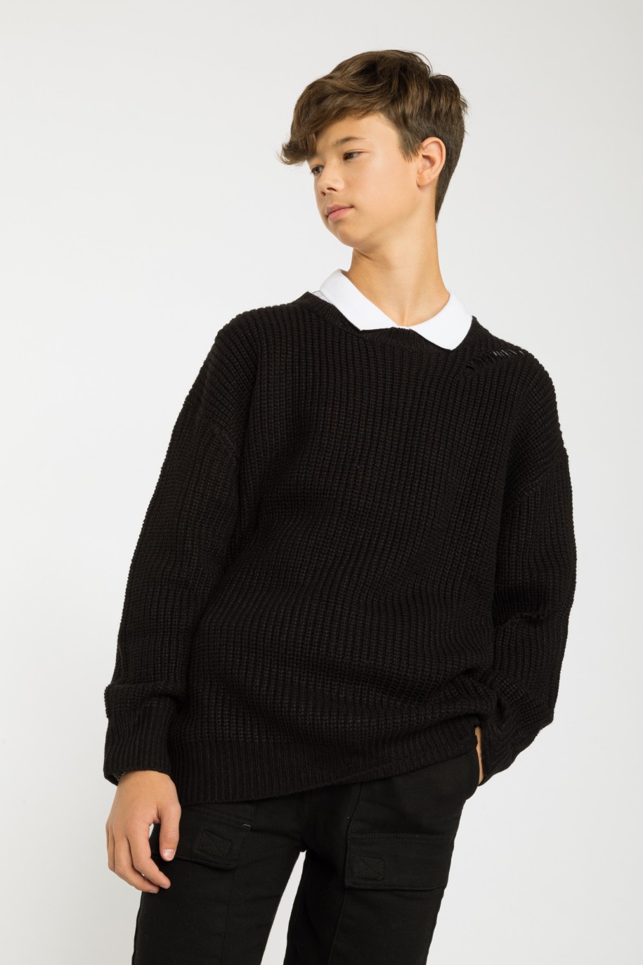 Czarny sweter z modnymi rozdarciami - 37892